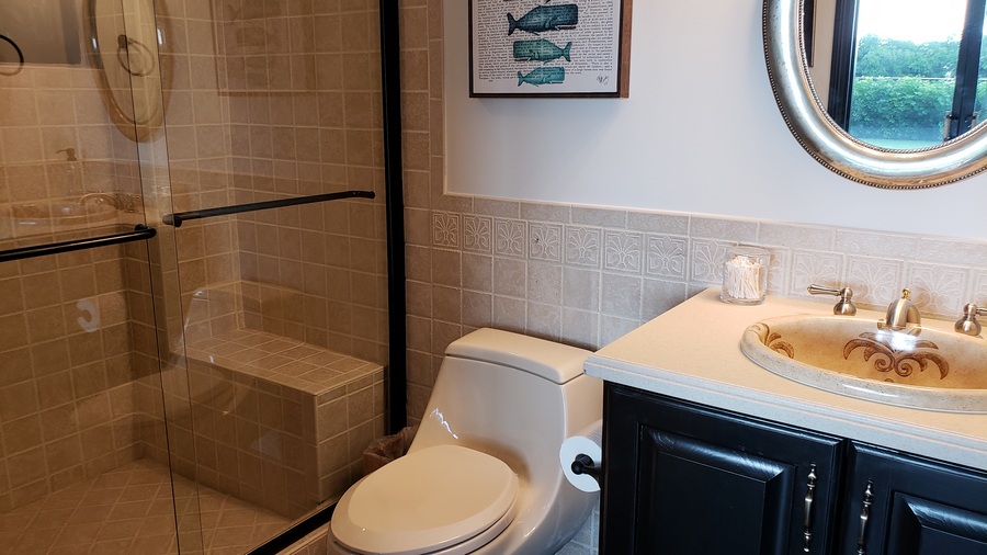 Queen Bathroom
